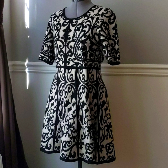 Roz & Ali Dresses & Skirts - Beautiful fall/winter sweater dress size M petite